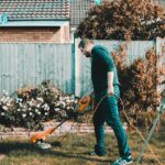 Arbeiten im Garten im Herbst