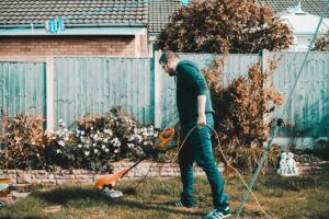 Arbeiten im Garten im Herbst