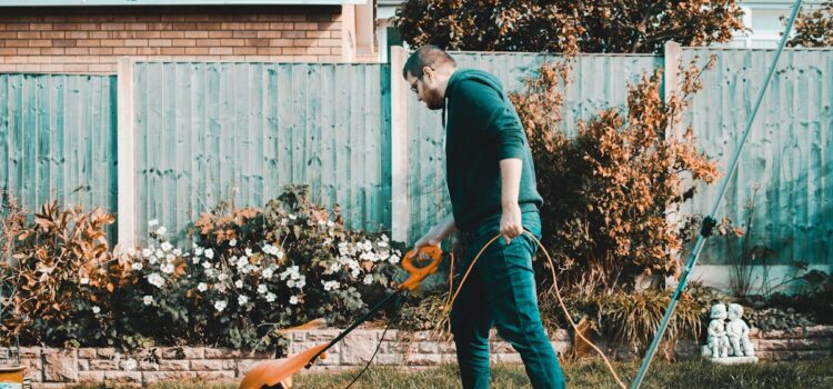 Arbeiten im Garten im Herbst